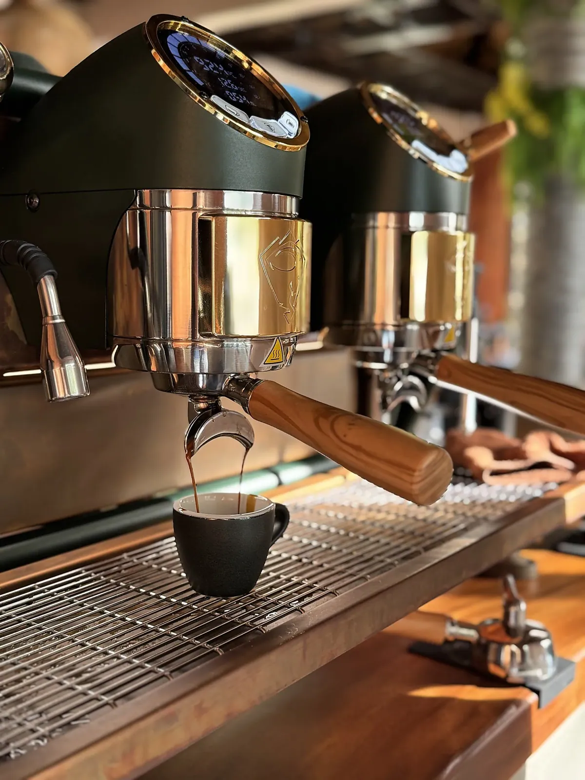 SanRemo Cafe Racer pulling espresso — precision extraction in action
